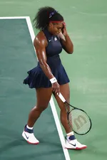 "Serena Williams Brilla en un Outfit Todo Blanco y Comparte su Mantra de 'Autoamor' para sus Fans"