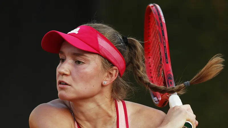 “Elena Rybakina Desmiente a Pam Shriver: ‘Nunca Vino a Mí’ y Defiende a su Entrenador Stefano Vukov”