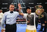 Gervonta Davis retiene su título de peso ligero tras controversia por un derribo que provoca abucheos