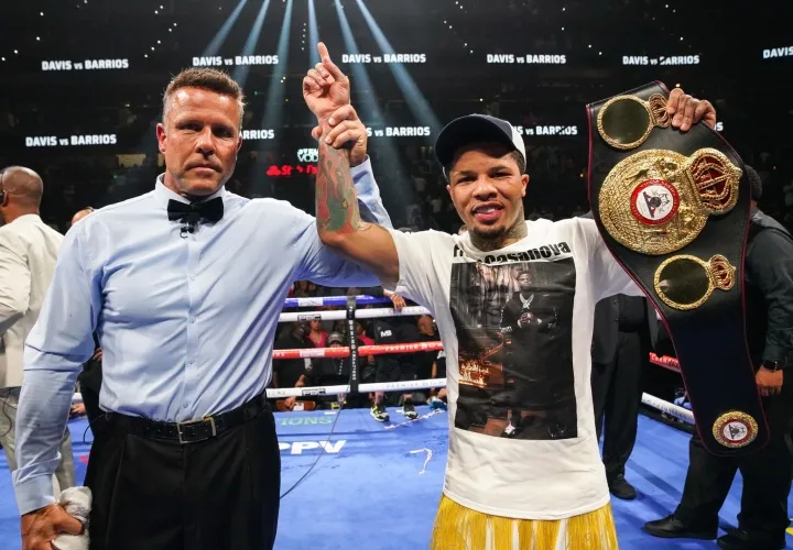 Gervonta Davis retiene su título de peso ligero tras controversia por un derribo que provoca abucheos