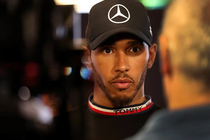 Hamilton revela impactante confesión sobre fracasos tras su salida de Mercedes