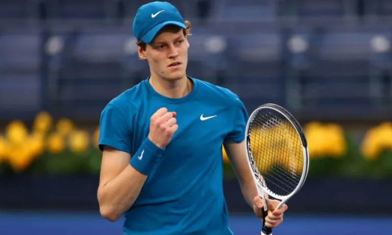 Lo que el entrenador de Jannik Sinner dijo sobre su lesión antes de la entrevista en la cancha tras la semifinal del Abierto de Australia