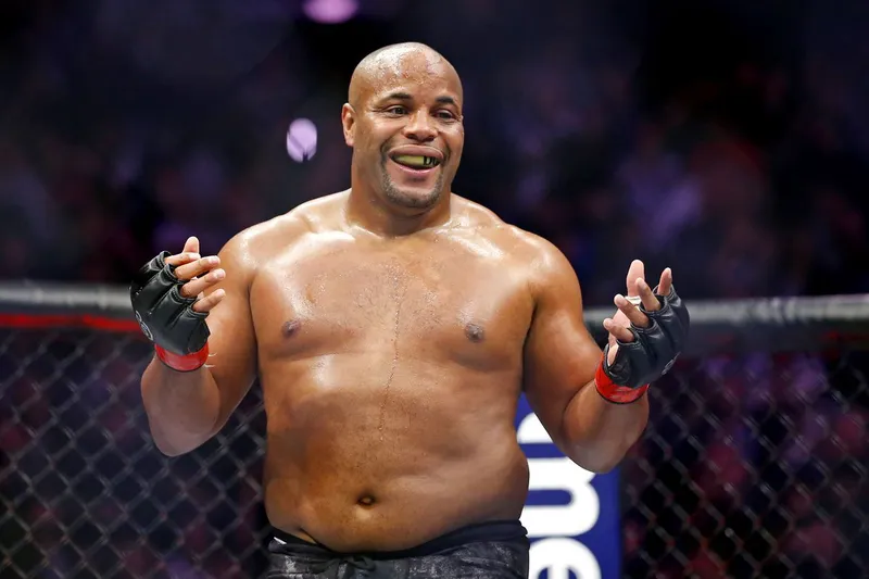 Daniel Cormier explica cómo la 'fatiga mental' es la razón detrás de la extraña llamada de Ilia Topuria a Charles Oliveira