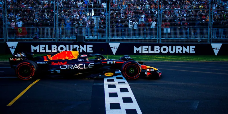 Los toros de carreras se burlan de la 'tradicional primera jornada' con la foto de Ferrari de Hamilton