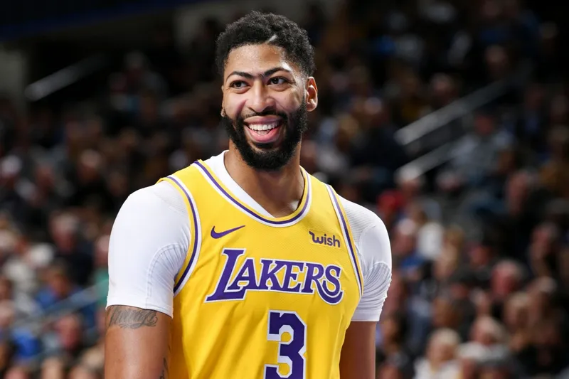 Anthony Davis se convierte en una amenaza de tres puntos para los Lakers