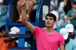 "Carlos Alcaraz iguala el récord de carrera de Rafael Nadal tras ganar la final del Abierto de Rotterdam"