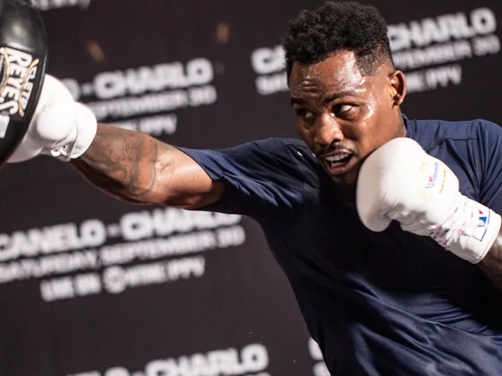 Movimientos de Entrenamiento de Crawford: Estrategias de Canelo y la Clave de la Evasión - Noticias de Boxeo 24