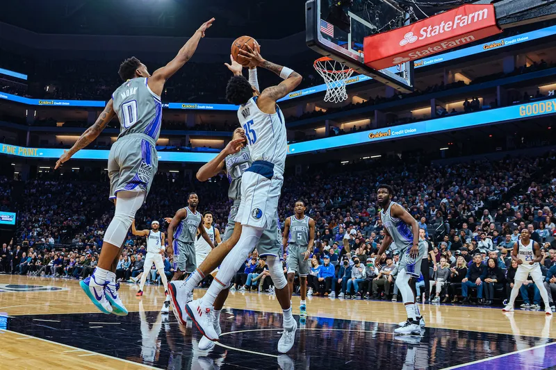 Los Kings superan a los Mavericks y logran la primera victoria de Doug Christie como entrenador interino