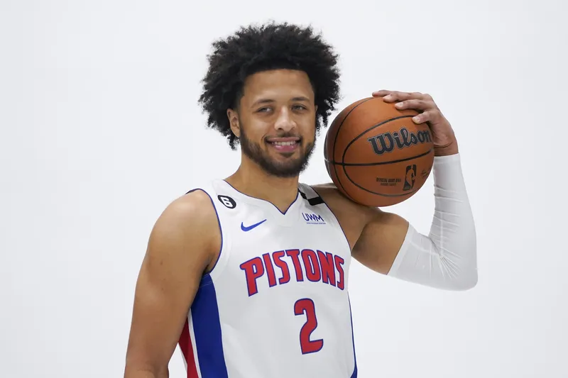 Cade Cunningham se lesiona la cadera tras una dura caída en la derrota ante los Hornets