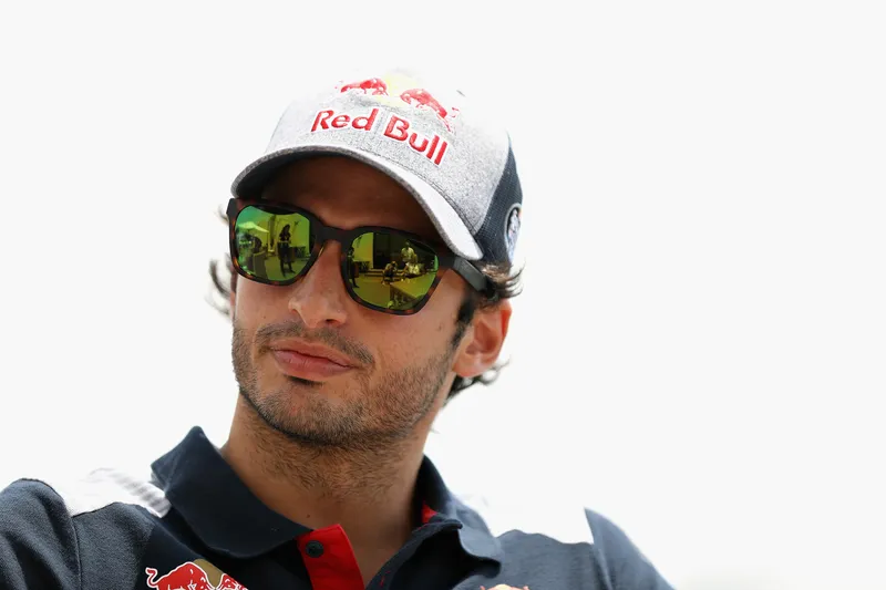 Teoría revela por qué el paso de Sainz a Red Bull está bloqueado por la astucia de Max Verstappen