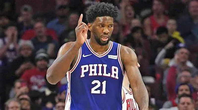 ¡Increíble! Joel Embiid recibe falta técnica por agitar una toalla en un partido en el que no jugó