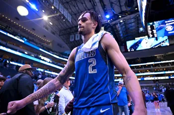 "Dereck Lively II de los Mavs fuera al menos 4 semanas por fractura por estrés en el tobillo derecho"