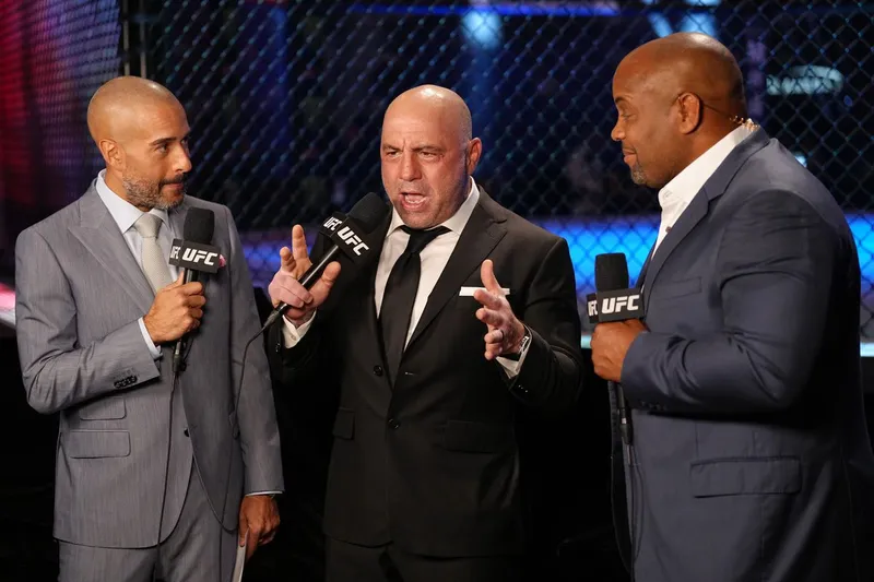 Equipo de comentaristas de UFC 310: Joe Rogan, Daniel Cormier y Jon Anik en el último PPV de 2024