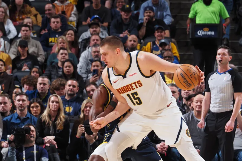 Jokic brilla con triples-dobles para desafiar a Doncic