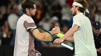 "Stefanos Tsitsipas: Evaluación de su rendimiento en el regreso a la acción tras la sorpresiva derrota en el Abierto de Australia"