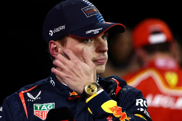 Verstappen se frustra al verse frenado por el VSC ante el ataque final de McLaren