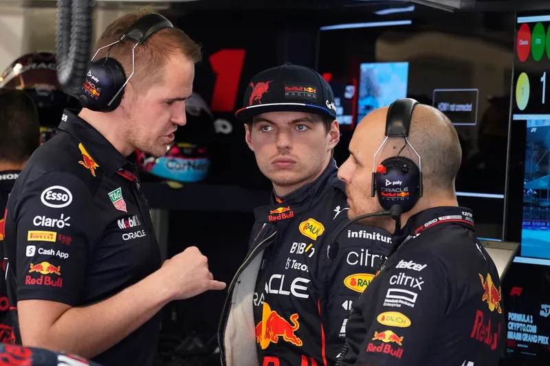 Verstappen habla sobre su posible compañero mientras la F1 ajusta su calendario