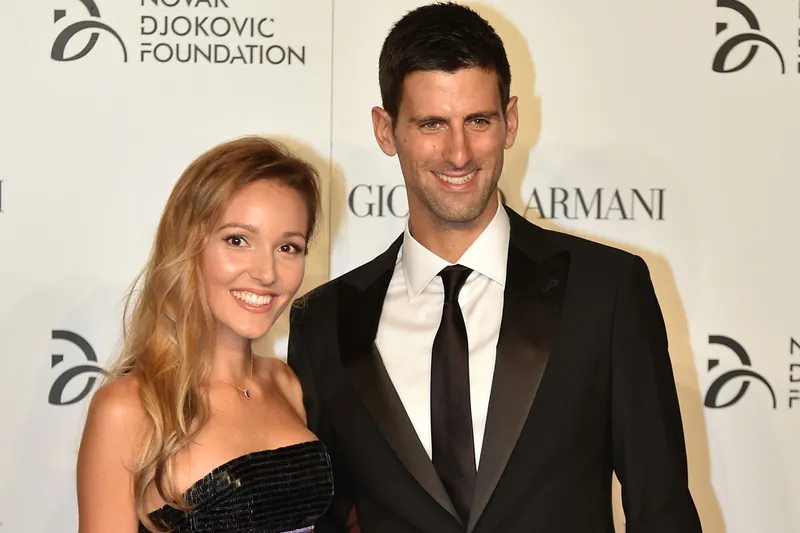 La Esposa de Novak Djokovic Se Rinde Ante el Encanto de Su Marido en un Tierno Momento en Argentina Durante la Despedida de Del Potro