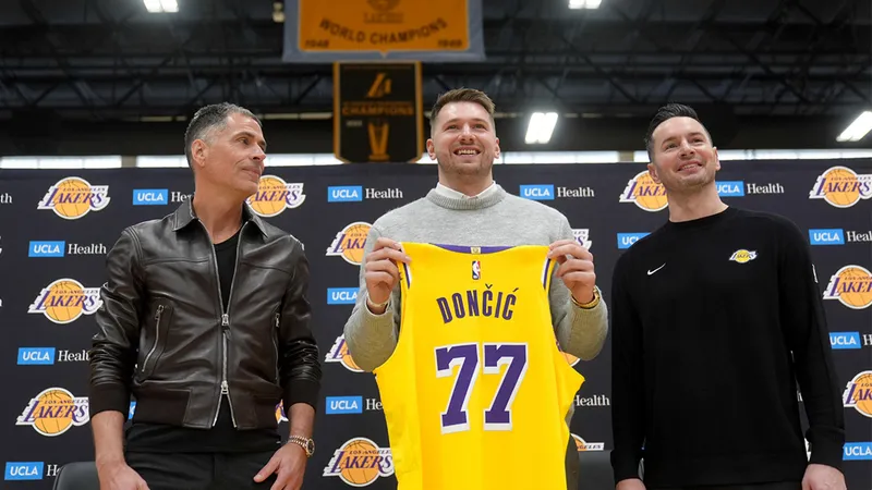 Lakers triunfan en el primer enfrentamiento de Luka Dončić contra los Mavs: Equipos en racha continúan su camino victorioso