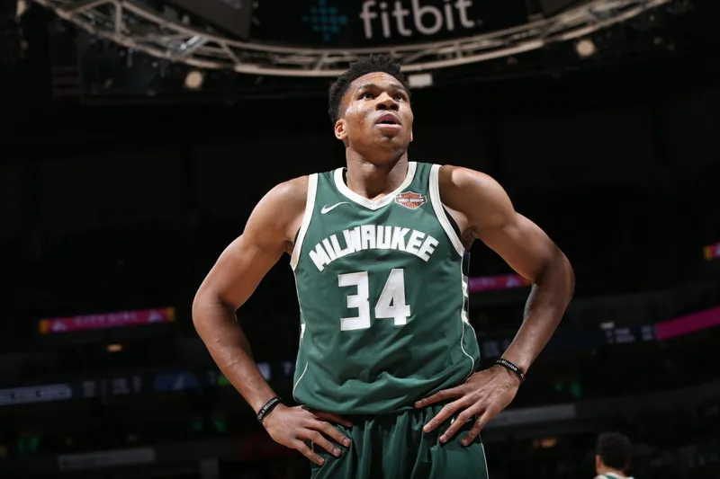 Giannis responde al 1-3: 