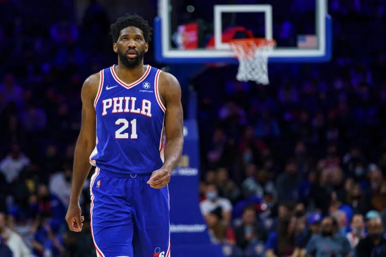 Embiid se enfrenta y empuja a un columnista tras la derrota de los 76ers ante los Grizzlies