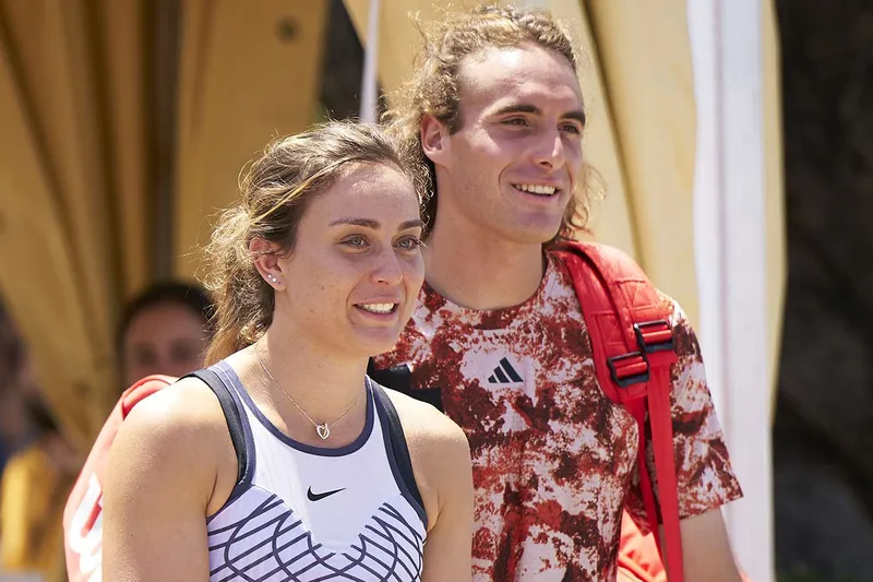 Stefanos Tsitsipas reacciona tras el premio de Paula Badosa en la WTA