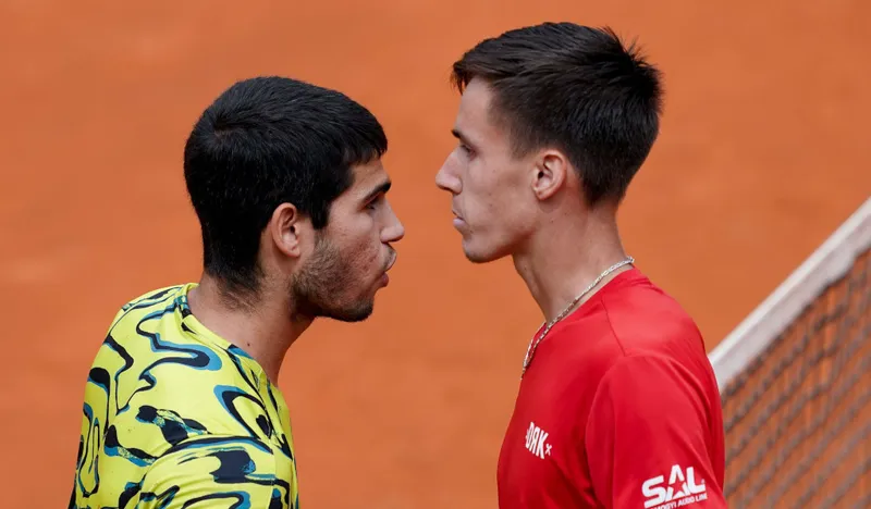 Carlos Alcaraz supera a Alexander Shevchenko y avanza a la segunda ronda del Abierto de Australia