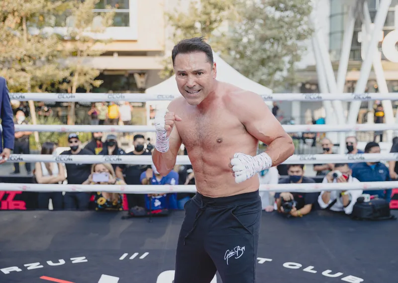 De La Hoya pone en duda el compromiso de Hearn con la pelea Ennis vs. Ortiz Jr