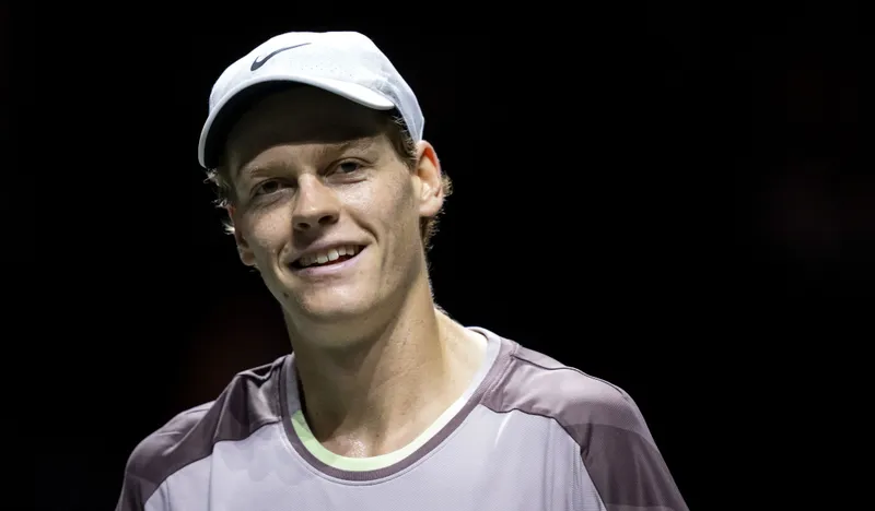 Jannik Sinner disfruta de la 'ocasión especial' al recibir el trofeo ATP de fin de año