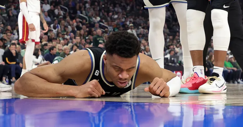 Giannis Antetokounmpo evita una derrota aplastante con un triple-doble impresionante