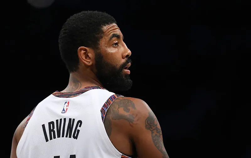 Kyrie Irving regresa tras 5 partidos de ausencia; Dereck Lively II se lesiona el tobillo